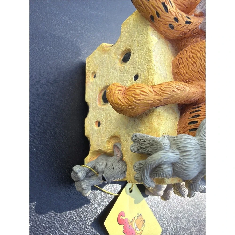 RARE Westland 2349 Paws Garfield Cat Sitting On Top Of The World Music Box Works